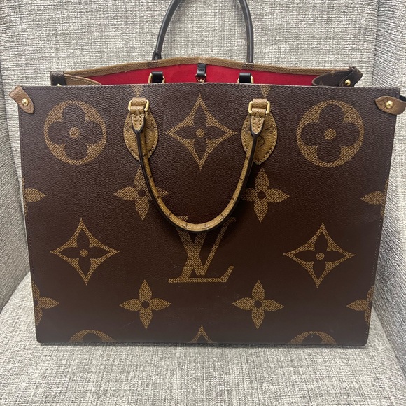 LV On The Go Large in excellent condition. Barely worn. - Picture 9 of 16